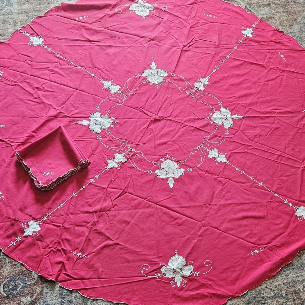 Vintage 60" Round Tablecloth White Floral Embroidery Tablecloth, 16x16 Napkins